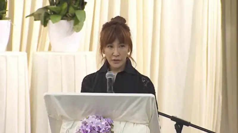 ▲李玟二姊李思林在李玟告別式致詞，「很難裝作我快樂」。（圖／翻攝Nancy Lee YouTube）