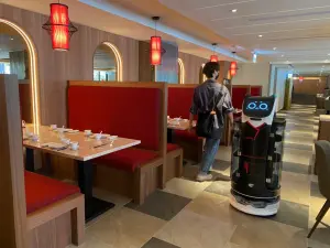 ▲神旺飯店「潮品集」回歸東區，也引進送餐機器人。（圖／記者蕭涵云攝）