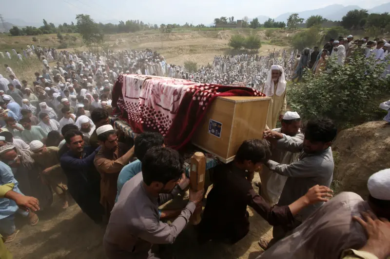 ▲巴基斯坦一個激進伊斯蘭政黨7月30日於西北部舉行政治集會時遭遇炸彈攻擊，至少54人喪命，極端組織伊斯蘭國（Islamic State）宣稱犯案。（圖／美聯社／達志影像）