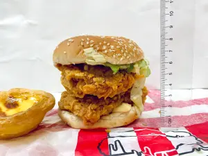 ▲實際拿尺測量，漢堡＋兩塊炸雞約有8公分高。（圖／記者蕭涵云攝）