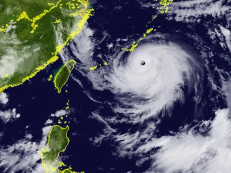 ▲卡努颱風的颱風眼清晰，中央氣象局表示，海上警報最快今晚有機會發布，不過後續北台灣放颱風假的機率較低。（圖／翻攝向日葵8號衛星）