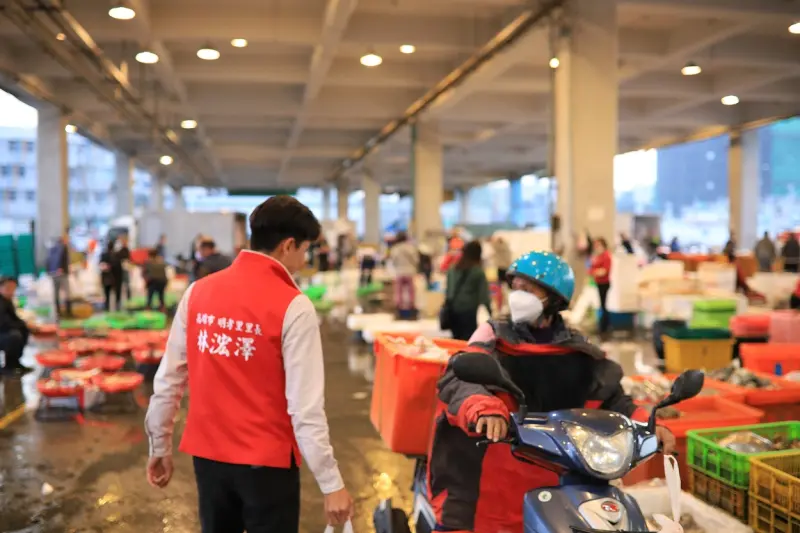 ▲身為討海人的子弟，又是前鎮漁港在地里的明孝里長林浤澤也針對這兩天吵得沸沸揚揚的前鎮漁港前瞻預算情形只能說：「白天不懂夜的黑，天龍不懂打狗苦！」（圖／明孝里里長林浤澤提供）