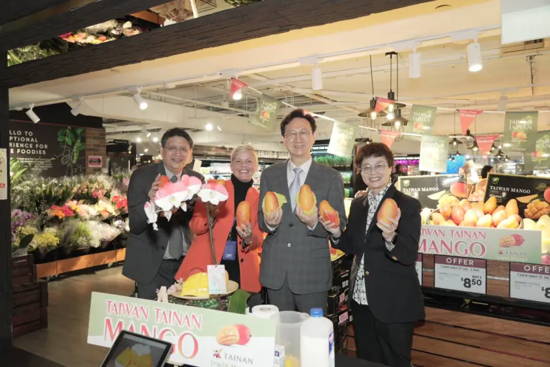 ▲台灣的芒果和蘭花行銷新加坡，圖為駐新加坡台北代表處童振源（右二）。（圖／報系資料照）