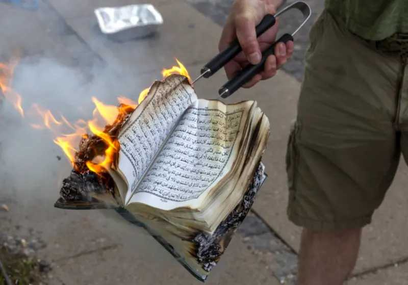 ▲瑞典和丹麥國內人士一連串焚燒伊斯蘭教經典可蘭經的行為點燃中東各地怒火。（圖／翻攝自RTE）
