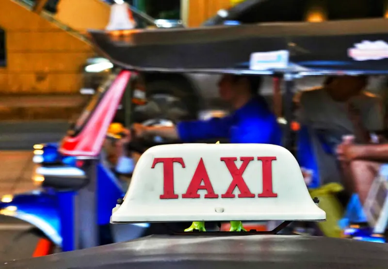 ▲遊客到曼谷遊玩經常遭到計程車司機亂喊價，曼谷市政府研擬發標章給經過認證的優良計程車、嘟嘟車和紀念品商店，並將設置遊客求助專線。（圖／美聯社／達志影像）