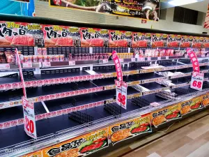 ▲卡努颱風逼近沖繩，台灣遊客到當地超市發現食物早已被搶購一空。（圖／讀者提供）