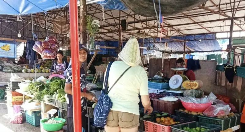 ▲歐洲女子在泰國旅遊時，誤把泰式糯米蒸籠當成帽子，引起泰國網友笑稱很可愛。（圖／翻攝自臉書）