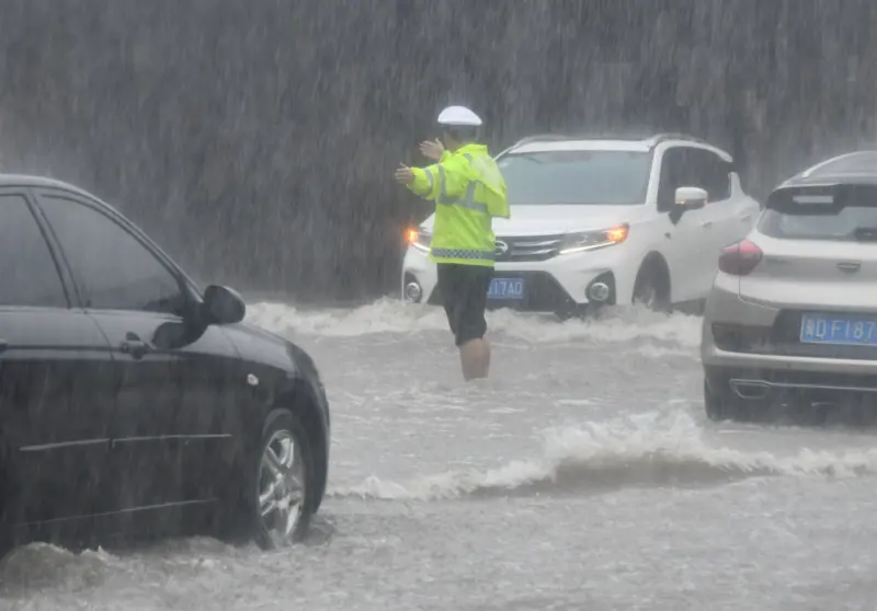 ▲杜蘇芮颱風環流使北京豪雨成災。圖為30日河北邯鄲市豪雨成災，警察疏導交通。（圖／中新社）