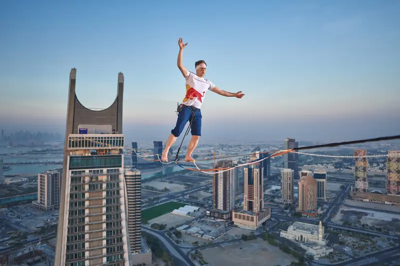 ▲世界走繩冠軍、Red Bull運動員Jaan Roose於卡達新地標卡塔拉塔挑戰世界最長LED走繩的紀錄。官方提供
