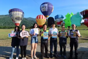 越南籍飛行員向民眾分享反賄選、斷黑金　現身台東熱氣球嘉年華
