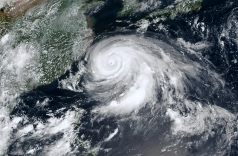 ▲卡努颱風最快明（3）日中午左右暴風圈就會接觸北海岸和東北角陸地，因此「陸上警報」可能在今日下午至傍晚發布，範圍涵蓋北北基宜。（圖／翻攝中央氣象局官網）