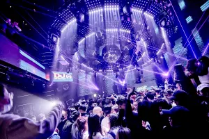 ▲AI NIGHT CLUB活動期間凌晨1點前出示ATT會員免費入場。（圖／業者提供）