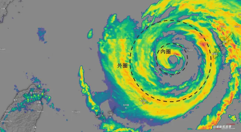 ▲卡努颱風目前出現「雙眼牆」結構，並準備進行「眼牆置換」，未來半天或1天強度可能稍微減弱或維持。（圖／「台灣颱風論壇｜天氣特急 」臉書）