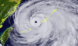 ▲卡努颱風發展相當成熟，颱風眼很清晰，未來將持續以中颱上限的強度靠近台灣。（圖／翻攝向日葵8號衛星）