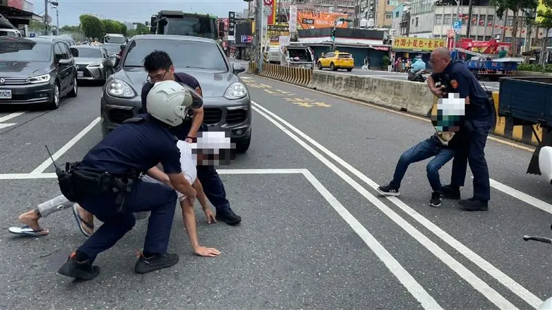 ▲事後警方循監視器掌握2名兇嫌動向，4小時左右順利在淡水逮捕到案。（圖／翻攝畫面）