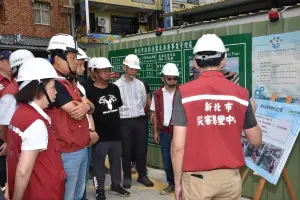 ▲新北市副市長朱惕之視察萬里區龜吼漁港新建市集施工機具撤離情形。（圖 ／新北市政府提供）