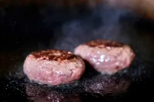 ▲鬥牛士的漢堡排，選擇美國牛絞肉再混合日本A5和牛的油脂來製作出。（圖／記者葉盛耀攝）