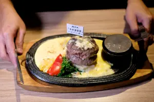 ▲鬥牛士的這款漢堡排參考日本連鎖品牌「極味や」做法，一份有兩顆，並加有蔬菜與起司蛋汁。僅鬥牛士高雄牛排食堂(五福店)提供（圖／記者葉盛耀攝）
