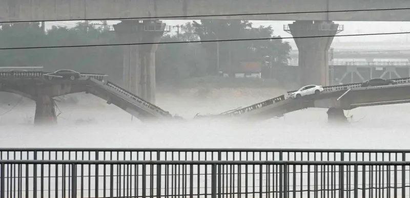 ▲受到颱風影響，北京連日暴雨，一座橋遭到洪水沖毀。（圖／美聯社／達志影像）