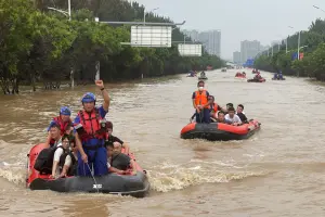 中國華北淹大水！列車受困2天2夜、涿州學校求援　死亡人數疑造假
