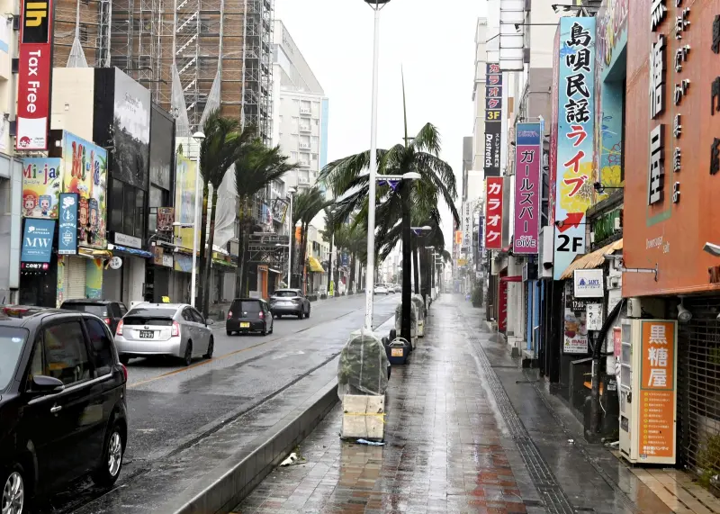 ▲卡努颱風來襲，讓原本熙來攘往的沖繩縣那霸市國際通大街變得相當冷清。（圖／美聯社／達志影像）