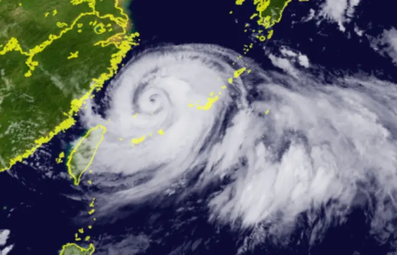 ▲卡努颱風今明除了對北台灣影響劇烈，中南部地區今晚開始，也會因爲後續西南風的環境，出現連日的劇烈天氣。（圖／翻攝向日葵8號衛星）