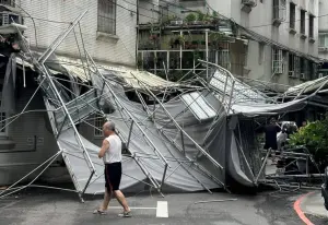 卡努颱風強風襲北台灣！新北新莊24樓工地建案　鷹架遭吹落墜地
