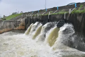 ▲侯友宜前往板橋區湳仔溝抽水站視察，啟動機組操作，確認抽水站運作狀況。（圖 ／新北市政府提供）