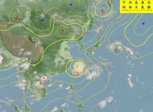 ▲帶著卡努穩定朝西北前進，但越靠近台灣時，北方的高壓明顯減弱，缺少導引氣流的卡努便在台灣東北部海域放慢速度。（圖／中央氣象局提供）