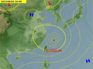 ▲後續太平洋高壓將要往西延伸到「颱風南部」，「順時針旋轉」的導引氣流，會讓卡努被帶著往東北方出現大角度的迴轉。（圖／中央氣象局提供）