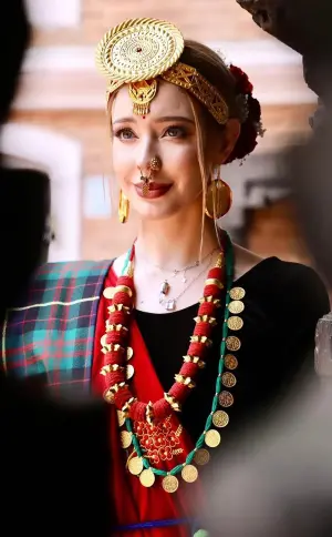 ▲安妮穿尼泊爾傳統服飾。（圖／伊林娛樂提供）