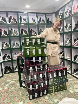 ▲安妮在當地購買40雙鞋捐給孩子們。（圖／伊林娛樂提供）