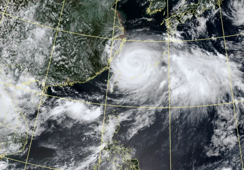 ▲卡努颱風今（3）日下午1時15分位於台灣東北方360公里海面上，正持續緩步移動中。（圖／中央氣象局）