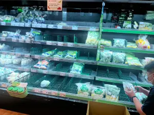 直擊／颱風最強風雨還沒到！賣場肉品、蔬菜瘋搶　備貨增加仍賣光
