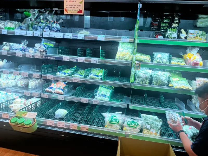 ▲卡努颱風來襲，超市店員早上、下午各補一次蔬菜，因應民眾防颱需求。（圖／記者鍾怡婷攝）
