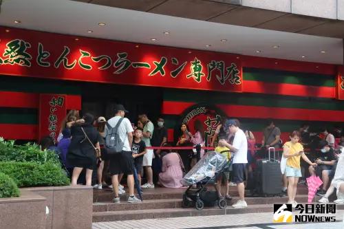 ▲卡努颱風襲台，北北基宜宣布放颱風假，台北市信義商圈部分店家，如：威秀影城、一蘭拉麵湧現排隊人潮。（圖／記者陳明中攝）