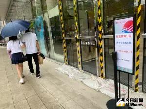 ▲卡努颱風襲台，北北基宜宣布放颱風假，台北市信義商圈部分店家暫停營業。（圖／記者陳明中攝）