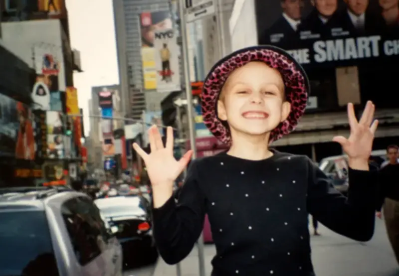 ▲2005年就病逝的美國9歲女孩安娜，她的故事激勵一款以她命名、有望對抗多種癌症的藥物，在將近20年後誕生。（圖／翻攝自紐約郵報）