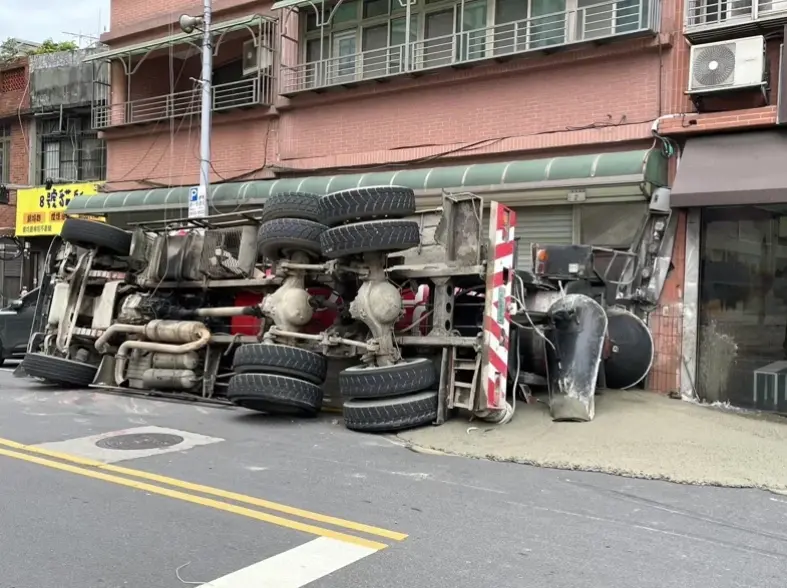 ▲水泥車意外翻覆，損毀3戶民宅、2部汽機車。（圖／翻攝畫面）