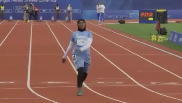▲代表非洲索馬利亞的女選手阿布卡（Nasro Ali Abukar），短短100公尺跑出21秒81的誇張紀錄。（圖／取自Larry Madowo粉專）