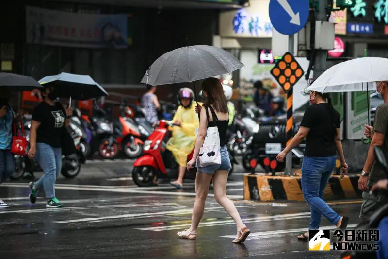 ▲受到卡努颱風外圍環流影響，北部吹起強陣風，較大陣雨也伴隨出現，氣象局預報員預測今（4）日晚間會趨緩。（圖／記者葉政勳攝 , 2023.08.03）