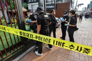 韓地鐵站旁驚傳隨機砍人！兇嫌闖百貨公司揮刀　10多人濺血受傷

