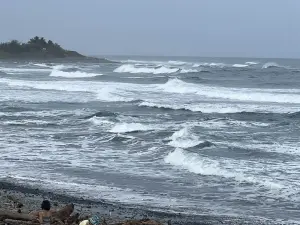 卡努颱風發威！台東都蘭海岸掀大浪　釀1戲水遊客遭捲走失蹤
