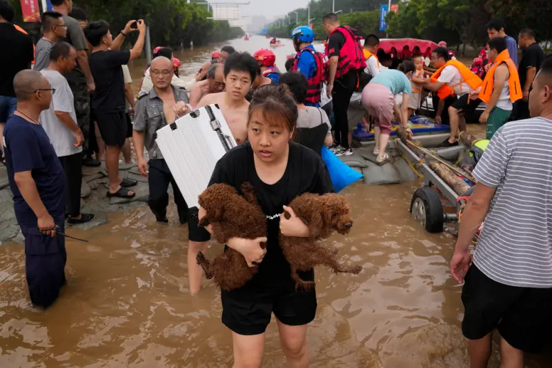 ▲受到颱風影響，北京、天津、河北地區連日暴雨，極端降雨強度超過華北歷史上三次極端暴雨過程，相當罕見。（圖／美聯社／達志影像）