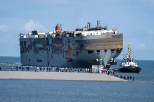 荷蘭外海著火載車貨輪拖抵港口　未釀環境災難
