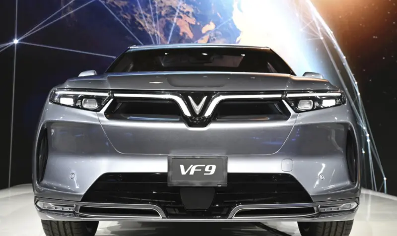 ▲越南電動車VinFast股價第二天驟降，引發外界議論紛紛。圖為在紐約賈維茨中心（Javits Center）舉行的2022年紐約國際車展期間展示的VinFast VF9。（圖／美聯社／達志影像）