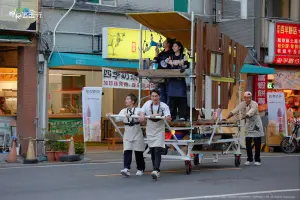 ▲大家一起推著行動美容車上街宣傳，成功吸引台南鄉親。（圖／衛視原創提供）