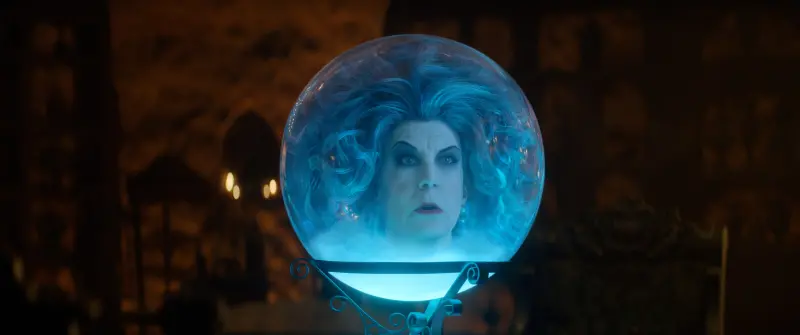 ▲潔美李蔻蒂斯在《幽靈公館》飾演「靈媒」里歐塔夫人。（圖／迪士尼）