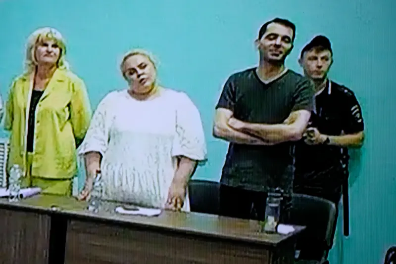 ▲俄羅斯反對派領袖納瓦尼（Alexei Navalny，圖中身著短袖黑衣者）今（16）日傳出在獄中猝逝，目前死因仍在調查，不過納瓦尼的支持者指控是莫斯科當局「殺害」了納瓦尼。資料照。（圖／美聯社／達志影像）