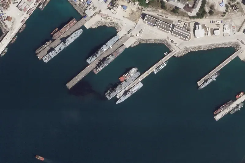 ▲烏克蘭出動無人艇攻擊俄羅斯諾沃羅西斯克（Novorossiysk）附近黑海海軍基地，根據2名消息人士，1艘俄國戰艦受到嚴重損壞。（圖／美聯社／達志影像）